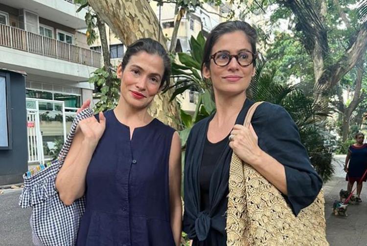 Renata Vasconcellos surge ao lado da irmã gêmea e confunde a web: “quem é quem?”