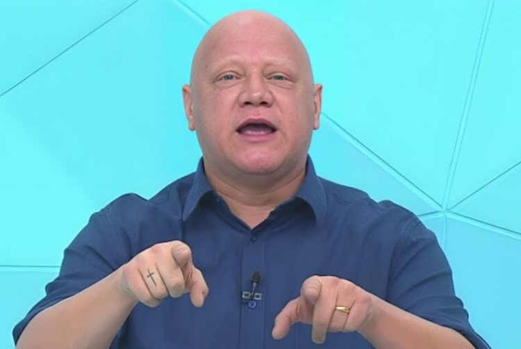 Ronaldo Giovanelli surta na Band e bate-boca com colegas ao vivo