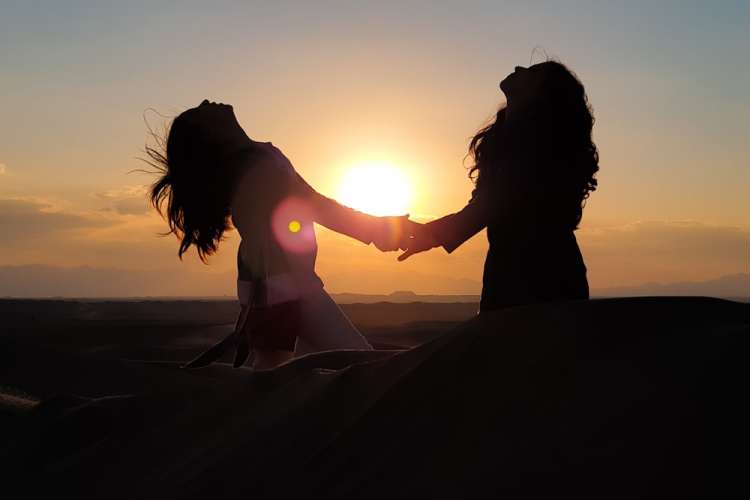 Famosa cantora está vivendo affair com atriz de Renascer, segundo colunista