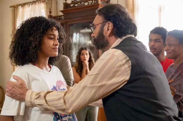 Renascer: Rachid revela que Teca é neta de Marianinha