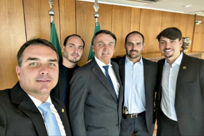 Bolsonaro com os filhos