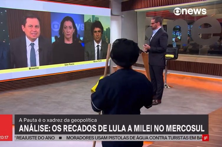 Faxineira invade jornal da GloboNews ao vivo e deixa Marcelo Cosme desconcertado