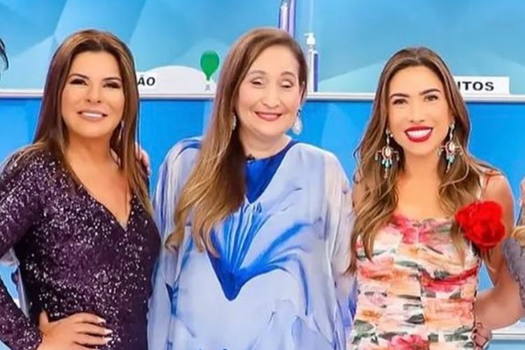 Mara Maravilha cutuca Lívia Andrade ao posar com Sonia Abrão e Patrícia Abravanel