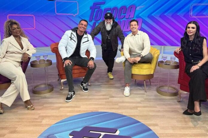 Marcio Esquilo ao lado do elenco oficial (Reprodução: Instagram)