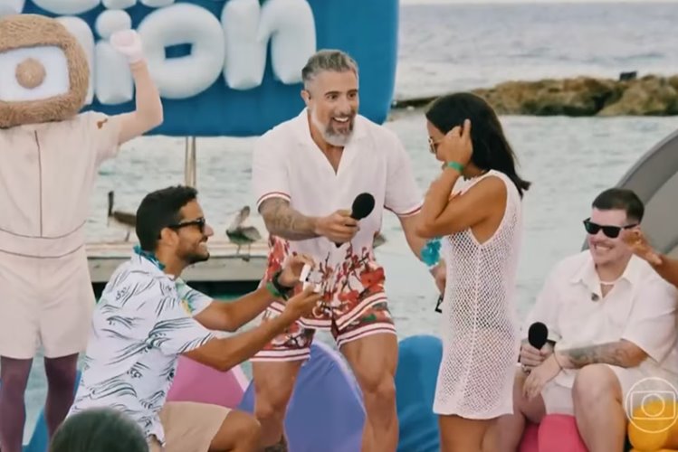 Marcos Mion ajuda rapaz da plateia em pedido de casamento no ‘Caldeirão’
