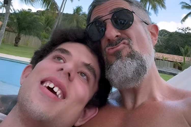 Marcos Mion diverte o público ao surgir em momento de descontração com o filho: ‘No relax da Bahia’