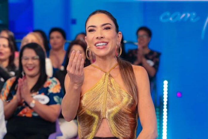 Patrícia Abravanel comanda o Programa Silvio Santos