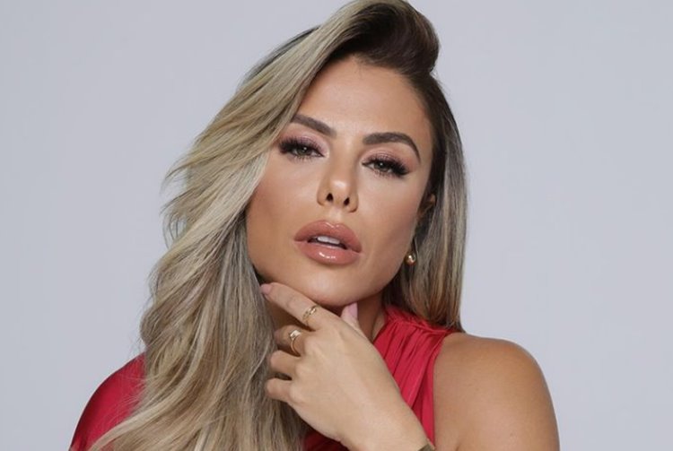 Poliana Rocha, esposa de Leonardo, posa de biquíni cavado e exibe boa forma aos 47 anos