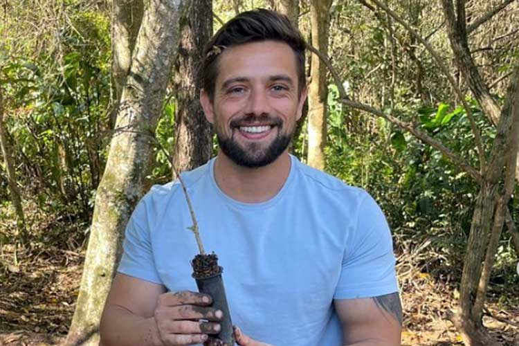 Rafael Cardoso encanta internautas ao surgir ao lado da filha caçula: ‘Família linda’