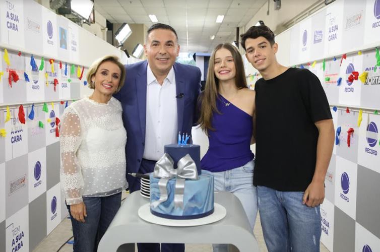 Reinaldo Gottino celebra aniversário e se emociona com surpresa dos filhos no Balanço Geral