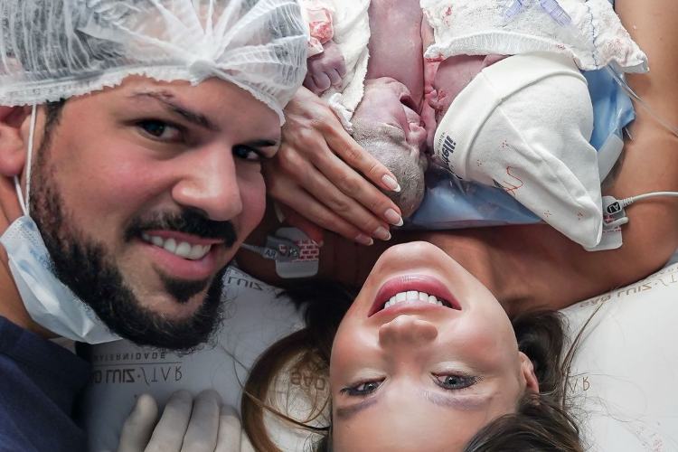 Biah Rodrigues e Sorocaba mostram primeira imagem dos gêmeos após o nascimento: “Filhos da promessa”