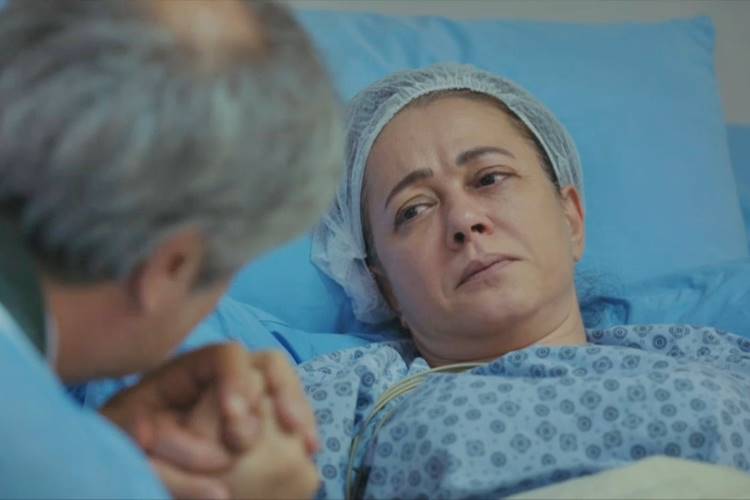 Força de Mulher: Hatice finalmente acorda, após dias inconsciente no hospital