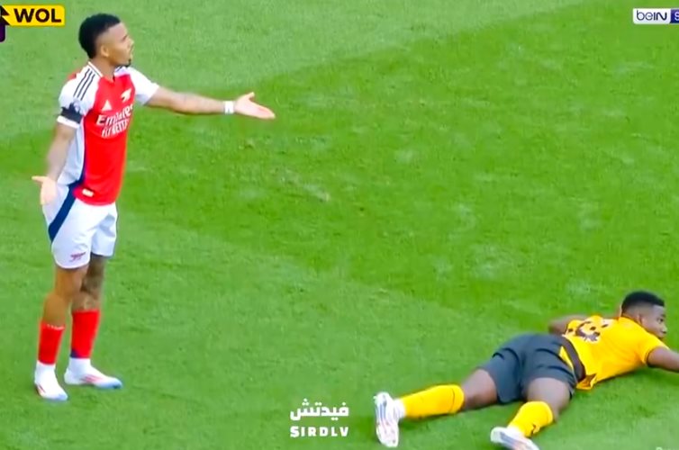 Gabriel Jesus sofre assédio e empurra adversário dentro de campo