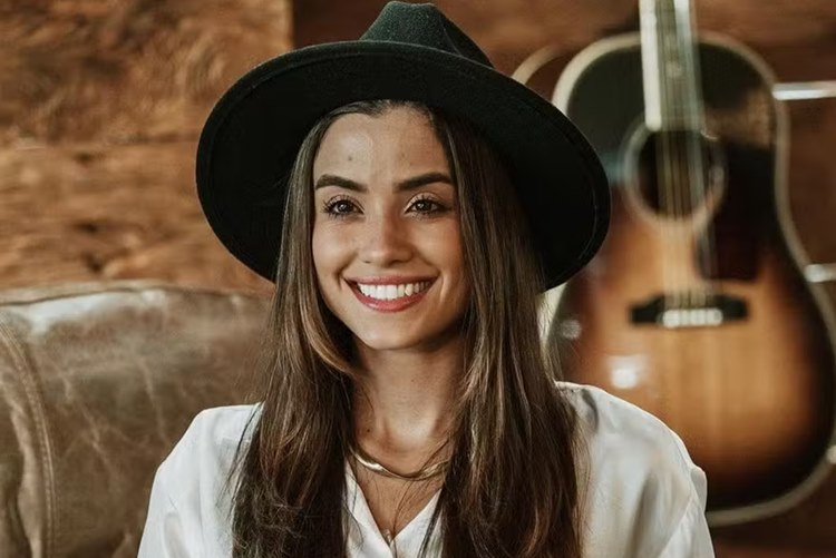 Isadora Pompeo, cantora gospel, desmaia durante show e é socorrida às pressas