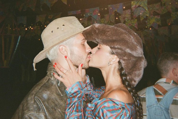 Bruna Marquezine surge aos beijos com João Guilherme: “a gente precisa normalizar”