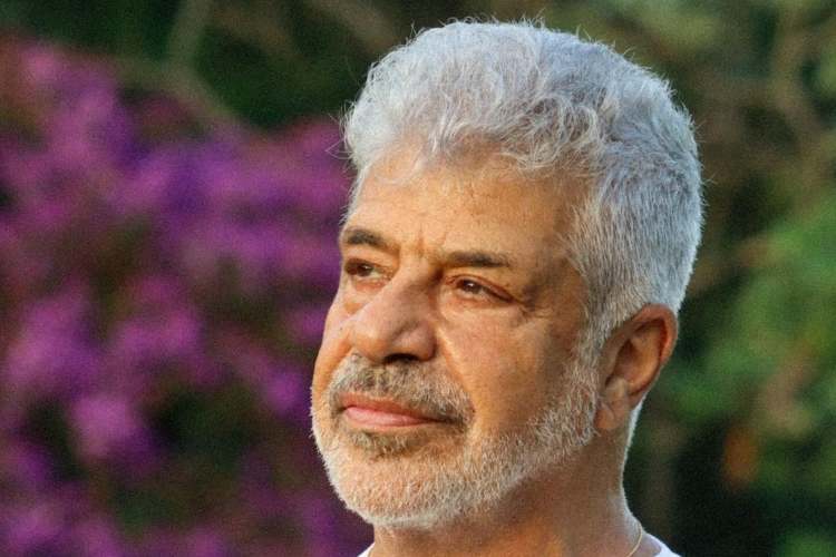 Lulu Santos relembra doença autoimune: ‘Uma hora você está bom e outra não consegue colocar as meias’