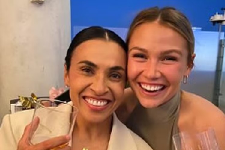 Marta mostra imagens de noivado com Carrie Lawrence