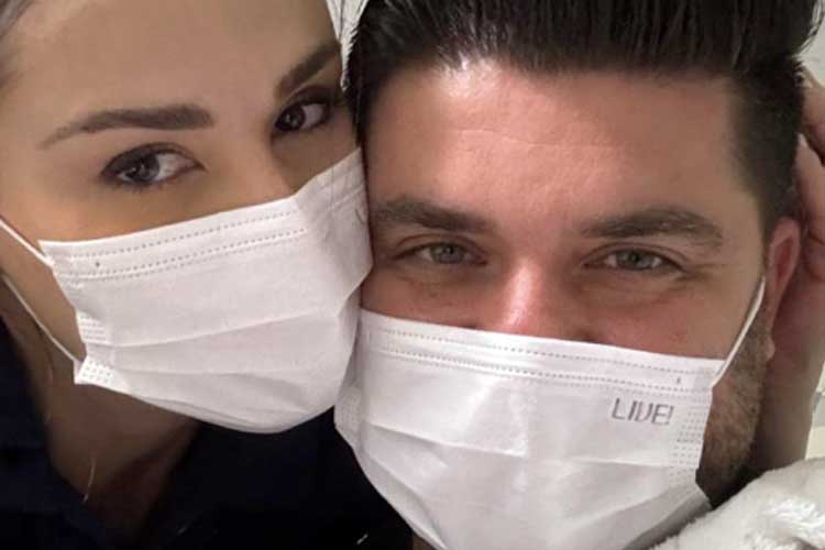 Nadja Haddad aparece contando historinha para o filho e celebra novo marco: ‘Muitas superações’