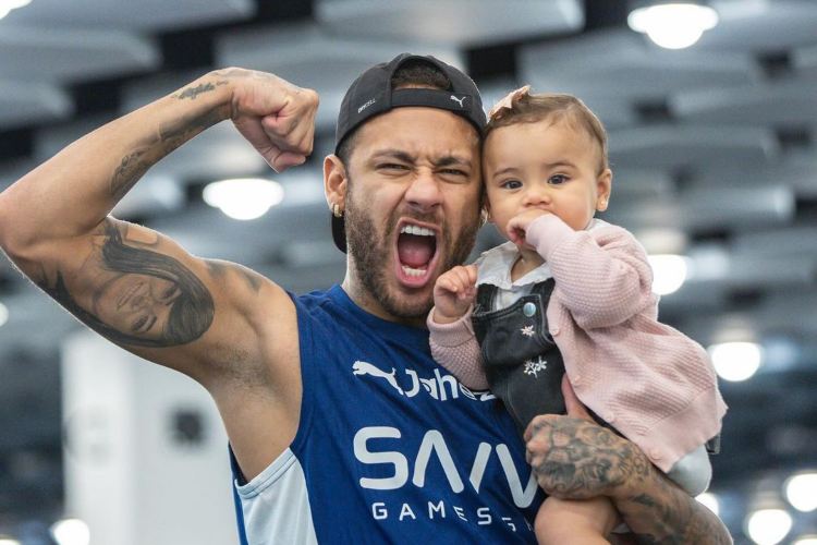 Neymar surge ao lado de Mavie durante treino e seguidores reagem: “Bem acompanhado”