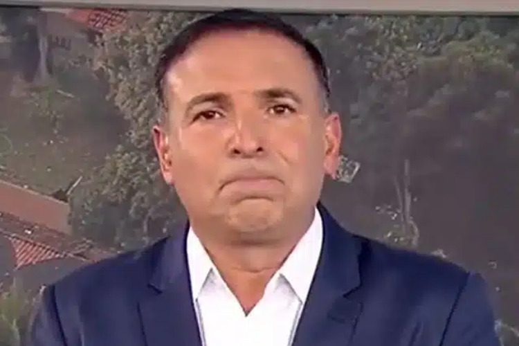 Reinaldo Gottino se emociona ao vivo na Record ao detalhar lista de passageiros que morreram no VoePass