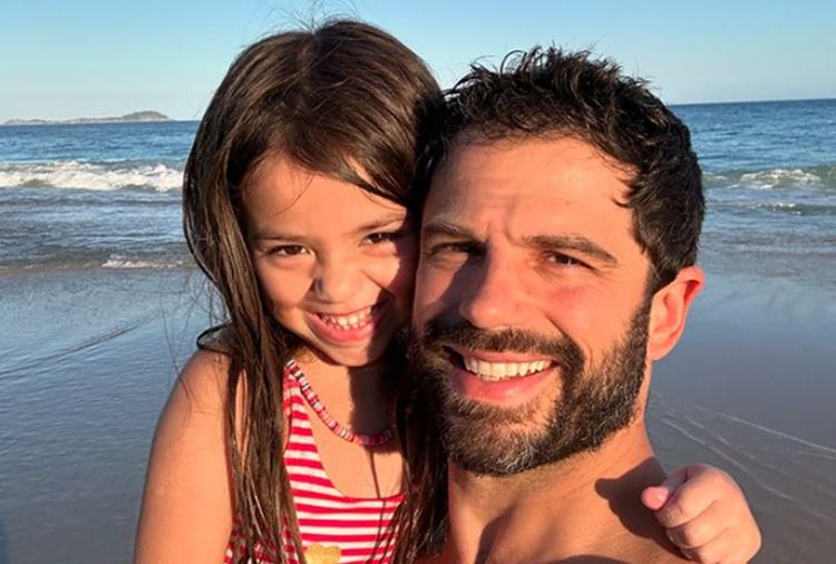 Duda Nagle aproveita férias com a filha Zoe em praia do Rio: “paizão”