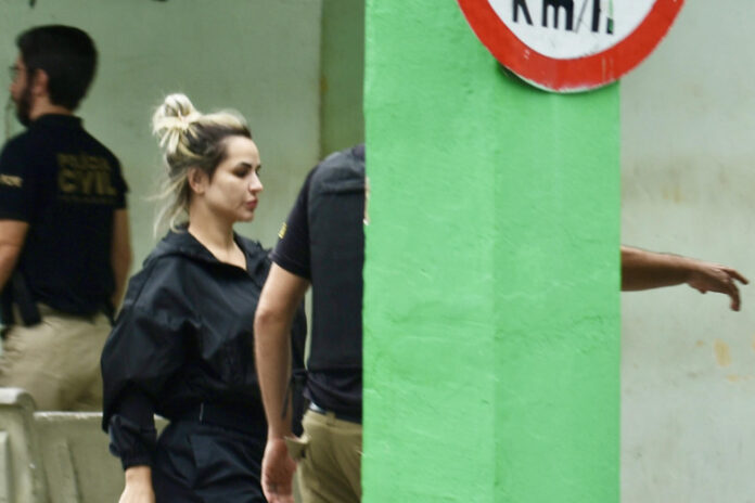 Deolane chegando em penitenciária