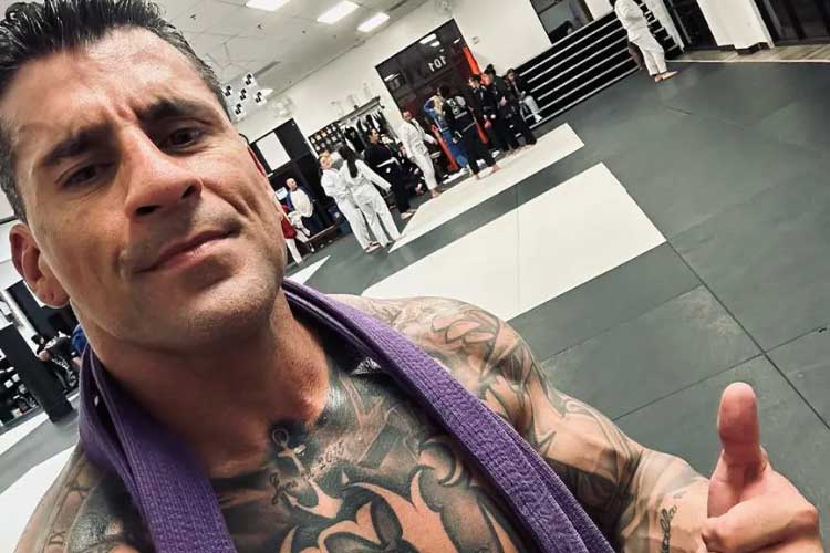 Influenciador é atingido por tiro no rosto durante tentativa de assalto