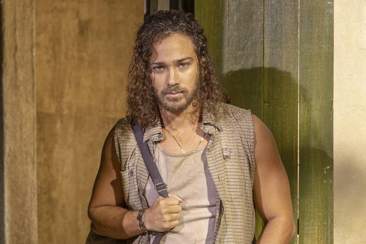 No Rancho Fundo: Elias Crisóstomo se aproxima de Benvinda