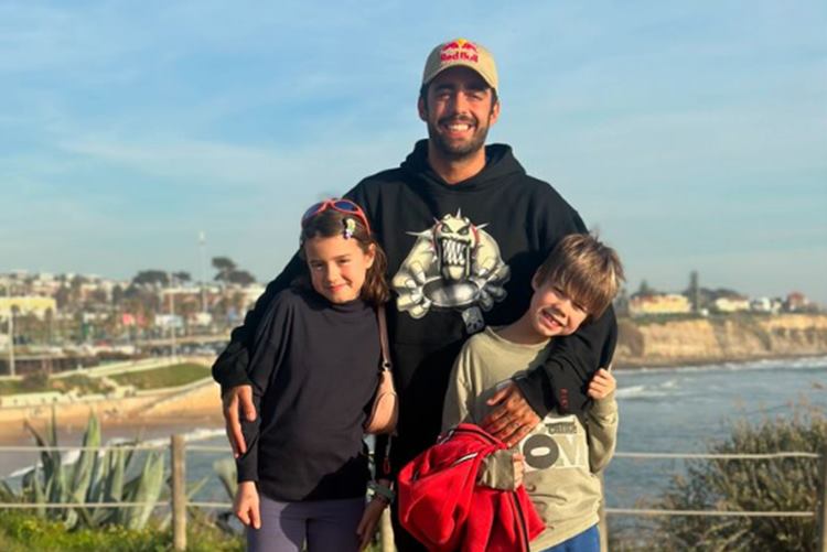 Pedro Scooby celebra aniversário dos filhos e se declara: “Papai ama vocês!”