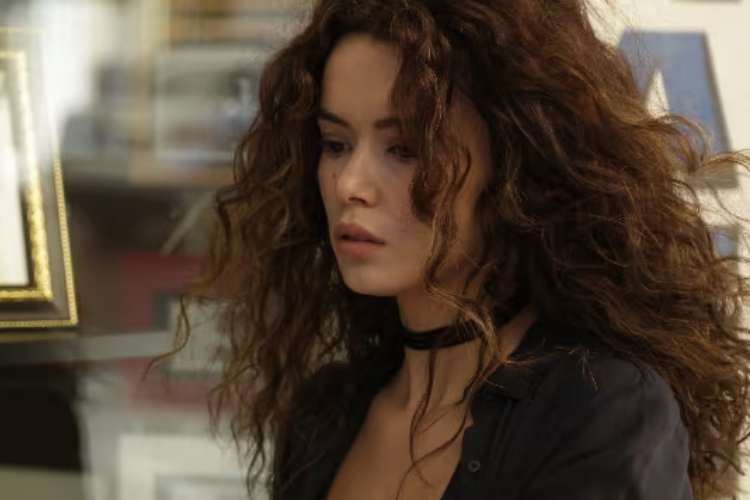 Força de Mulher: Sirin volta para casa toda machucada e seus pais acreditam em sua farsa