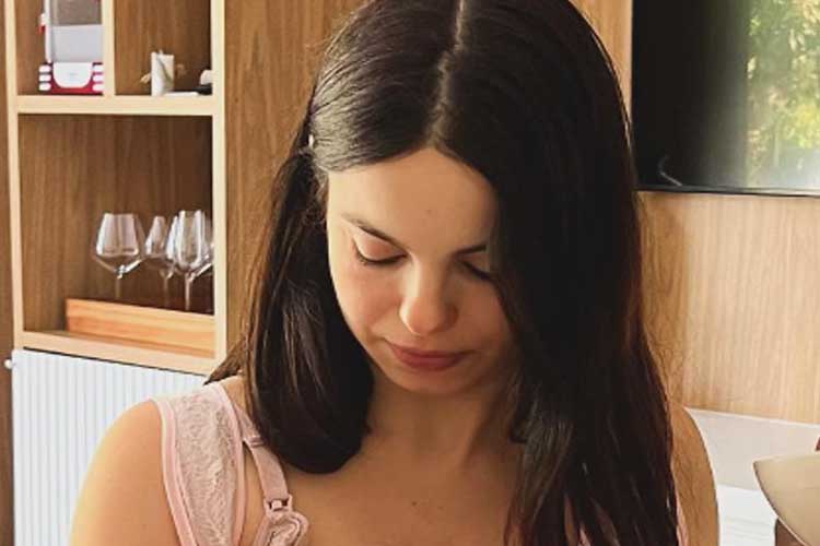 Sthefany Brito surge amamentando o filho durante café da manhã