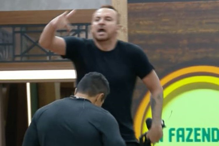 A Fazenda 16: Zé Love perde o controle e ataca Sacha após desistências de aliados