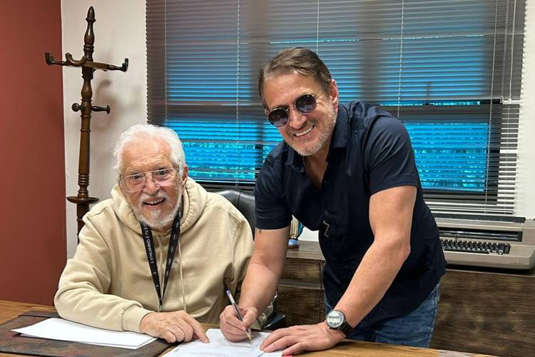 Carlos Alberto de Nóbrega e Marcelo de Nóbrega renovam contrato com o SBT