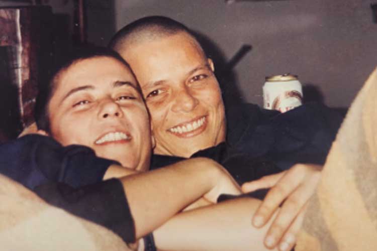 Filho de Cássia Eller exibe fotos inéditas da cantora e emociona: ‘Litros de amor’