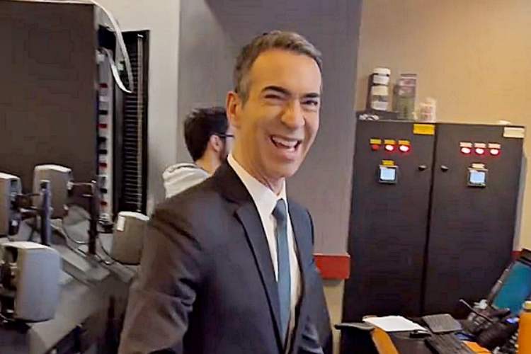 Após ser apontado como substituto de William Bonner, Cesar Tralli mostra sala ‘secreta’ na Globo