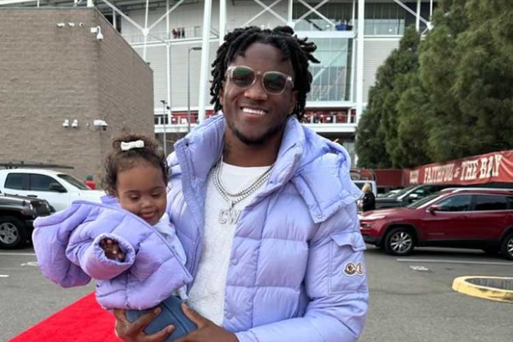 Jogador de futebol americano lamenta a morte da filha de 1 ano: ‘Coração partido’