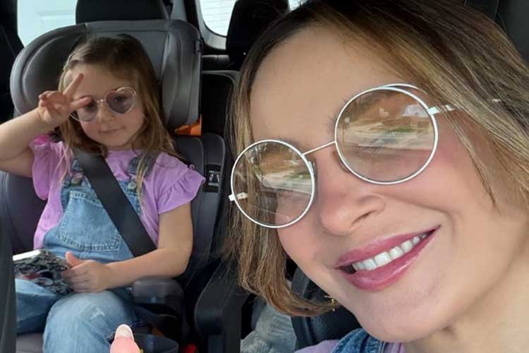 Claudia Leitte encanta ao combinar look com a filha: ‘Minha duplinha’