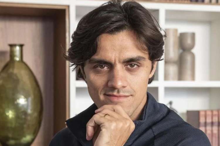 Felipe Simas, após desistir de série bíblica da Record, pode protagonizar novela na Globo