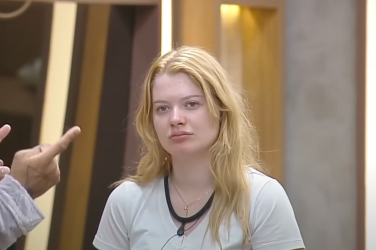 A Fazenda 16: Júlia Simoura quebra regra e causa punição aos peões