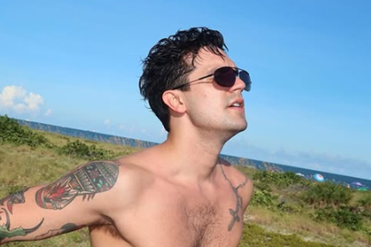 Luan Santana posa sem camisa e físico do sertanejo chama atenção: “colírio para os olhos”