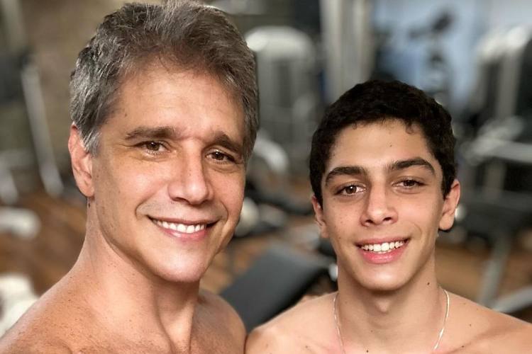 Marcio Garcia chama atenção dos seguidores ao surgir sem camisa com o filho de 15 anos: “Tempo de qualidade”
