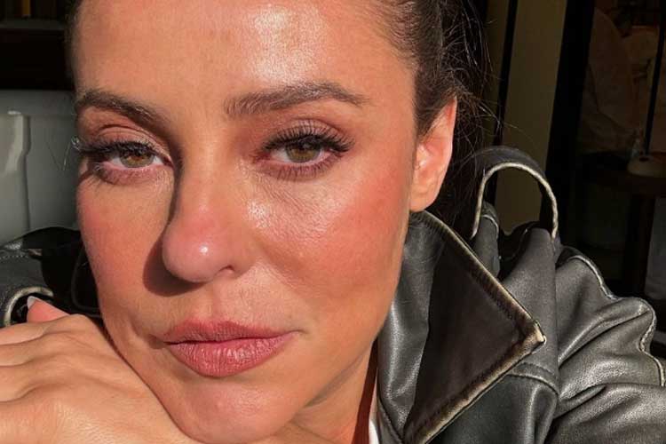 Paolla Oliveira ‘arranca’ a pele do rosto em celebração ao Halloween e tieta Ivete Sangalo: ‘De qualquer jeito’