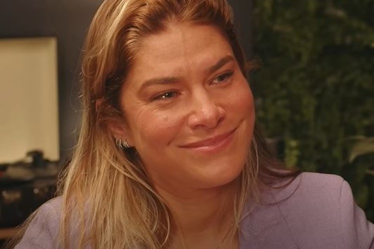Priscila Fantin chora ao falar de momentos difíceis e celebra a nova fase da vida