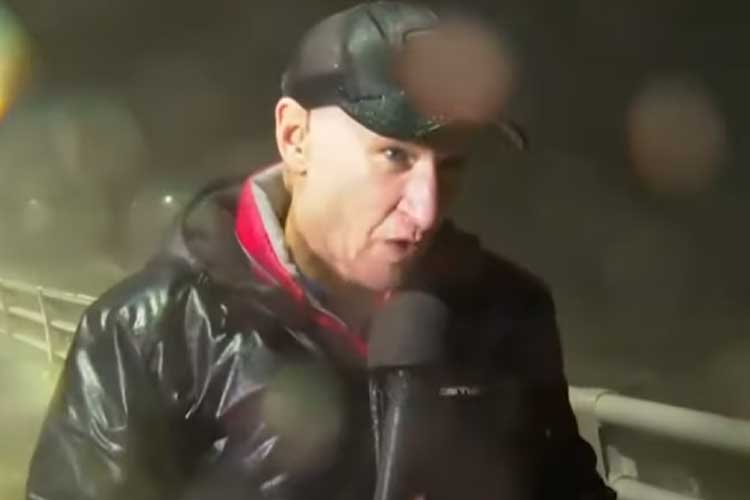 Repórter da CNN fica no olho do furacão Milton e se esforça para se manter de pé