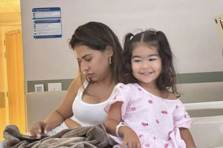 Simone Mendes atualiza estado de saúde da filha, Zaya, após internação: “Estou aqui com ela”