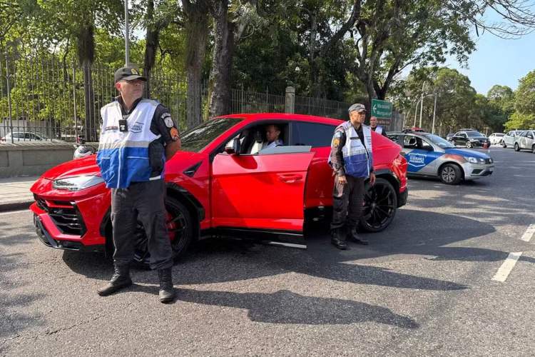 Ataque a tiros em carro estacionado deixa um morto e um ferido em Santa Catarina