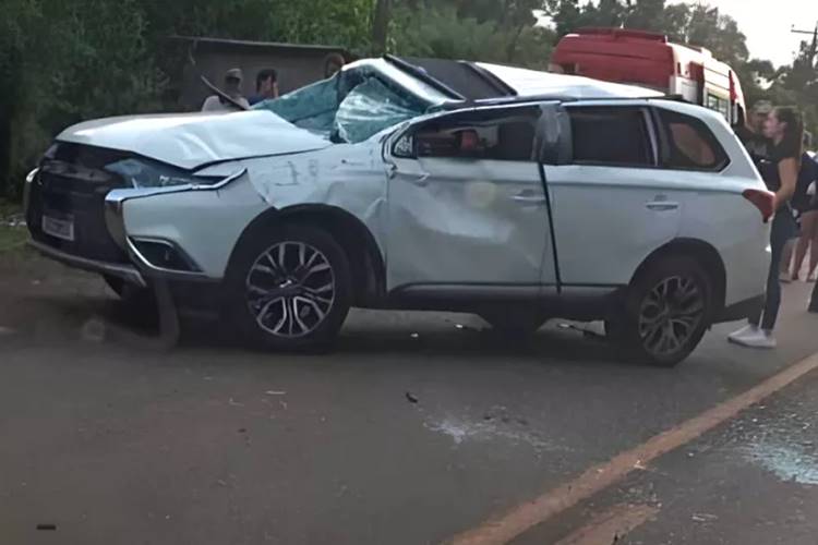 Acidente Paulinho Dill Carro do cantor após o acidente. (Foto: reprodução/Metrópoles)