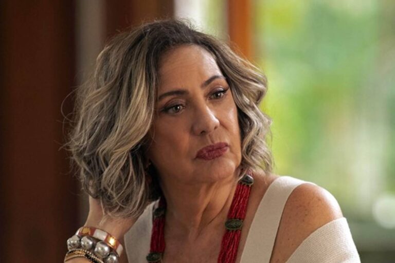 Mania de Você: Berta fica perto de desmascarar Isis e Sirlei