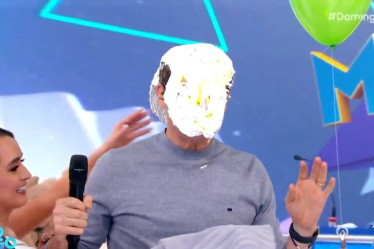 Celso Portiolli leva ‘tortada na cara’ ao vivo no Domingo Legal: “Nunca mais volta”