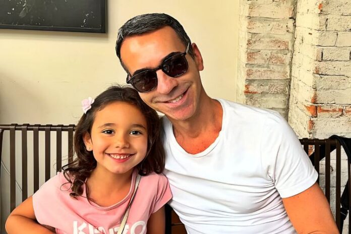 César Tralli e Manuella César Tralli e Manuella mostrando o encontro com a filha (Reprodução: Instagram)